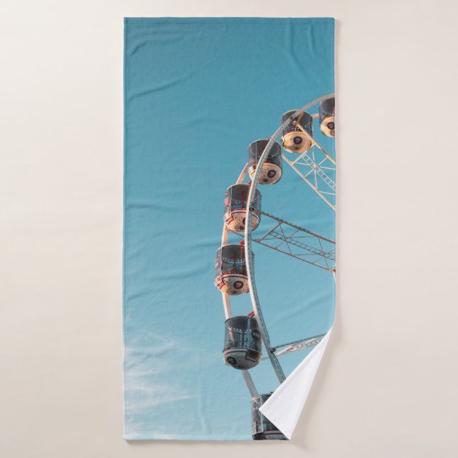 Roue de ferries blanches le matin (Serviette de bain)