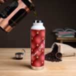 Rouge Diamant Bouteille d'eau Tufté en or Texte pe<br><div class="desc">Bouteilles d'eau avec Golden Diamond Tufted Leather Custom Text Name Red Gold Cadeau personnalisé - Choisissez / Ajouter votre texte favori - Nom OU Supprimer le texte - Faites votre cadeau Bouteille d'eau spéciale - Redimensionnez et déplacez ou supprimez et ajoutez du texte / des éléments avec l'outil de personnalisation....</div>