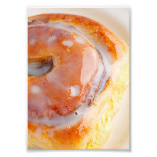 Roulé à la cannelle coulant avec glaçage - Photo d