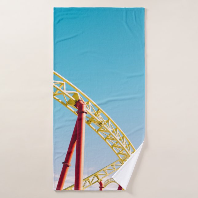 Rouleau jaune et rouge dessous de verre sous ciel  (Serviette de bain)