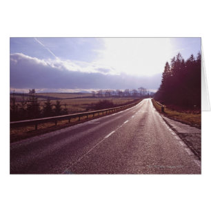 Route principale avec soleil d'hiver bas.