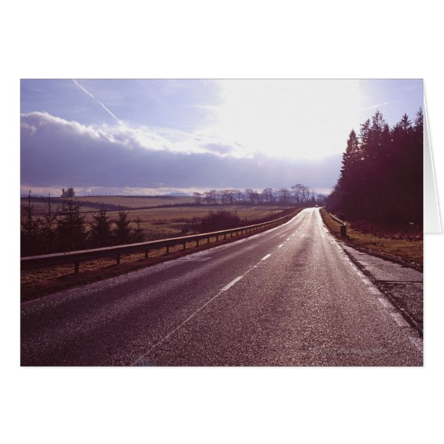 Route principale avec soleil d'hiver bas. (Devant horizontal)