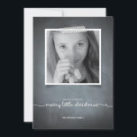 Ruban adhésif washi blanc tableau noir Carte de vo<br><div class="desc">Cette invitation de style tableau noir rustique est fabriquée exclusivement pour Zazzle et est parfaite pour un message saisonnier nostalgique et moderne à la fois. Le ruban "washi" imprimé en blanc accentue votre photo avec une typographie script blanche imprimée sur un fond de tableau noir. Ajoutez un timbre de vacances...</div>