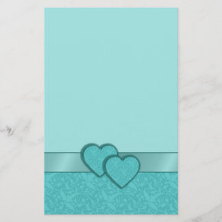 Ruban de satin de turquoise et papeterie de coeurs