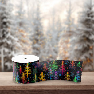 Ruban En Satin Arbre de Noël Coloré Brille Dans une Forêt Sombre