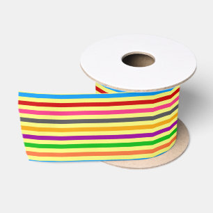 Ruban En Satin Bandes Colorées Sur Un Motif De Fond Jaune
