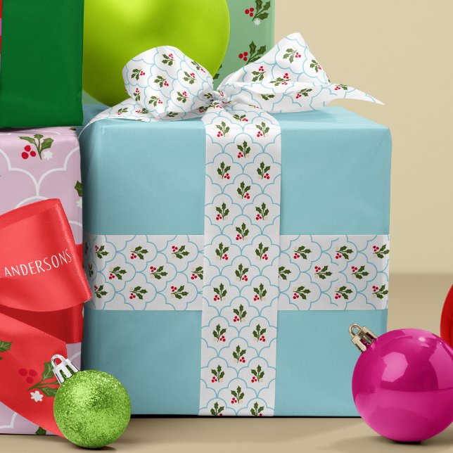 Ruban En Satin Blue Scallop Holly Branch et Berries Noël (Grand millennial style white satin ribbon with ice blue scallops and festive Christmas holly sprigs)