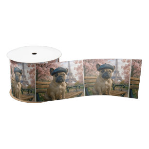 Ruban En Satin Bouledogue français sur un banc de parc parisien