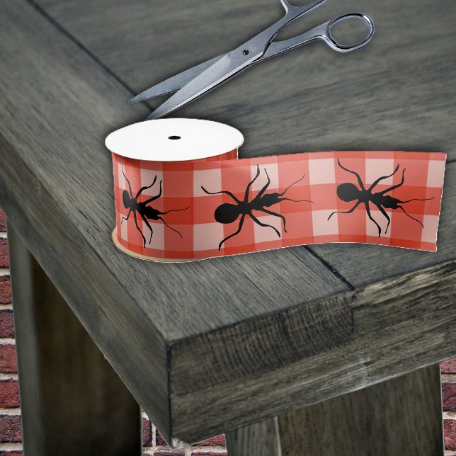 Ruban En Satin Déplaisant Crawching Noir Ant Plaid Nappe (Wide ribbon in red and white plaid with big black crawling ants.)