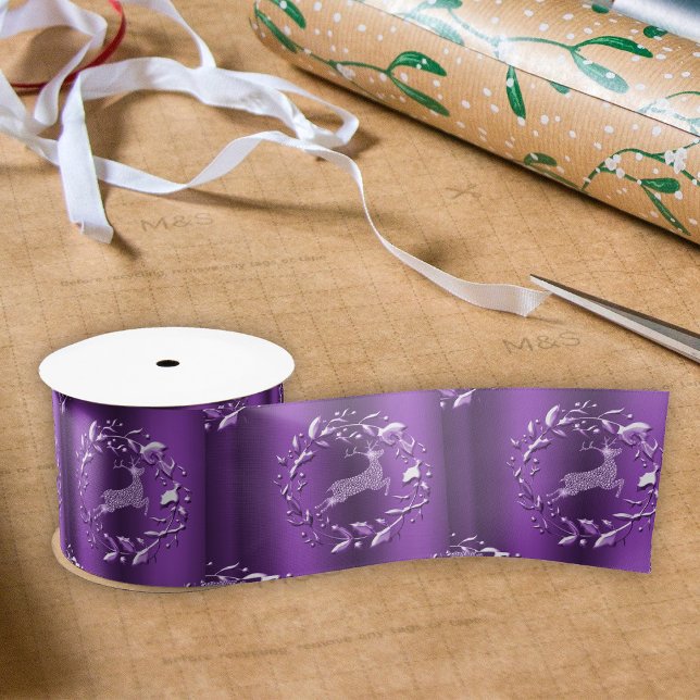 Ruban En Satin Élégant renne et couronnes Noël violet (Elegant Reindeer and Wreaths Purple Christmas Satin Ribbon by the Olde Christmas Shoppe)