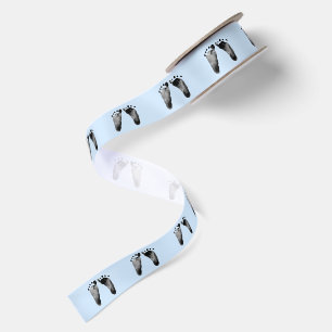 Ruban En Satin Empreintes de bébé sur fond bleu pastel