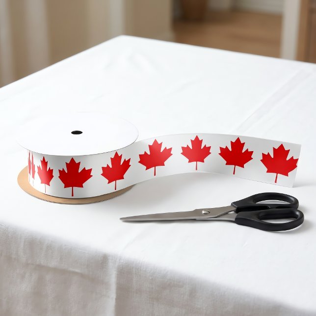 Ruban En Satin Feuille d'érable rouge à onze pointes du drapeau c (Canadian flag ribbon on table. Great for patriotic Canadian parties and gift wrapping.)