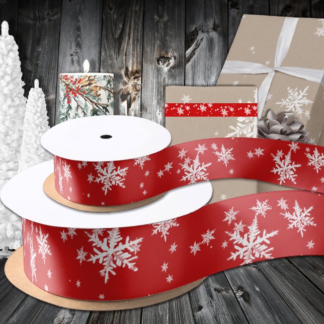 Ruban En Satin Flammes De Neige Blanches D'Hiver Sur Le Rouge De  (White Winter Snowflakes On Holiday Red Satin Ribbon in 1.5 and 3 Inch Widths)