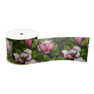 Ruban En Satin Magnolia en floraison sur vert foncé