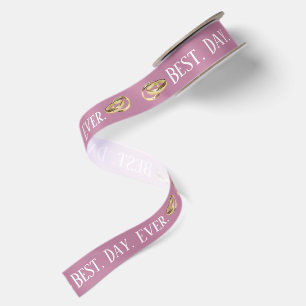 Ruban En Satin Meilleur jour texte avec anneaux en or sur mauve