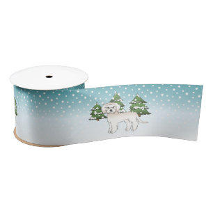 Ruban En Satin Mini Goldendoodle crème dans une forêt hivernale