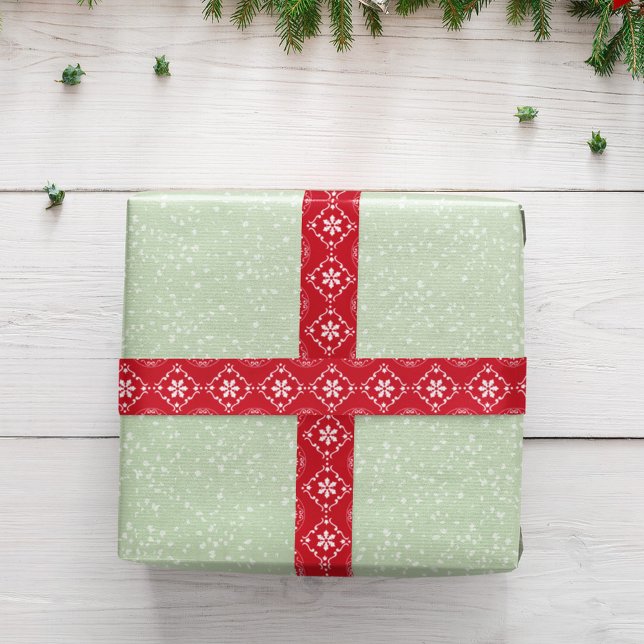 Ruban En Satin Motif de flocon de neige de Noël rouge simple (Classic red and white snowflake pattern ribbon.)