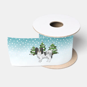 Ruban En Satin Papillon tricolore mignon dans une forêt hivernale