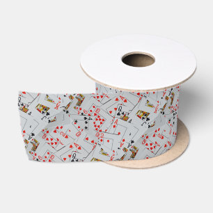 Ruban En Satin Plate-forme de cartes de jeu éparpillées,