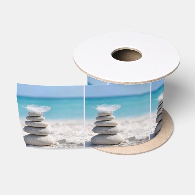 Ruban En Satin Plume blanc sur un cairn de plage (Bobine)