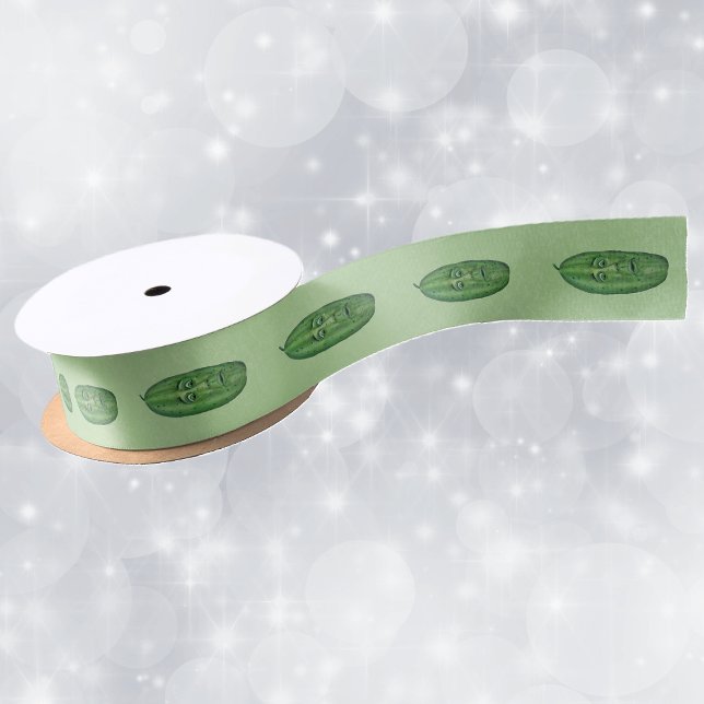 Ruban En Satin Rangée de cornichons verts idiots avec une express (Row of silly green pickles with surprised faces on light green gift wrap or craft ribbon.)