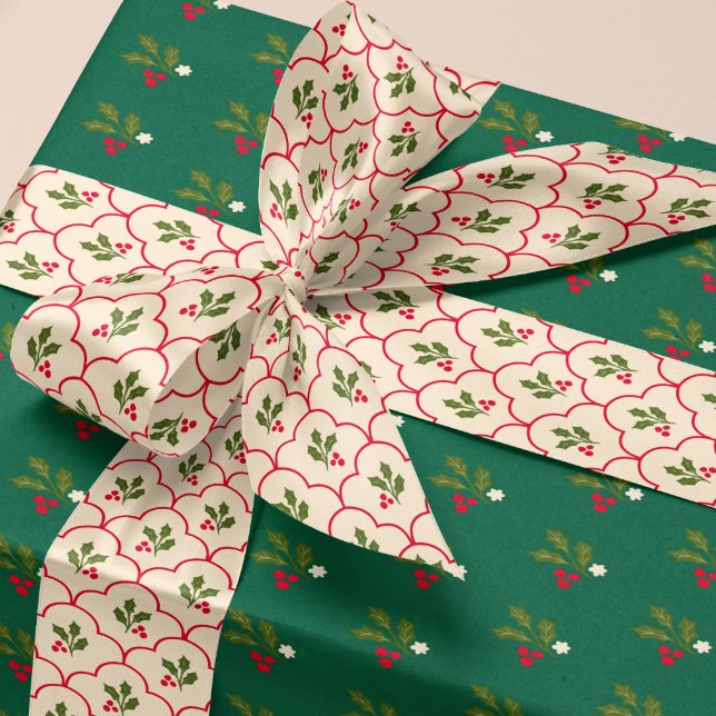 Ruban En Satin Red Scallop Holly Branch et Berries Noël (Cream color grand millennial style ribbon with red scallops and festive Christmas holly sprigs)