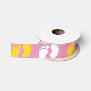 RUBAN EN SATIN ROSE AVEC PIEDS BÉBÉ BLANC ET JAUNE