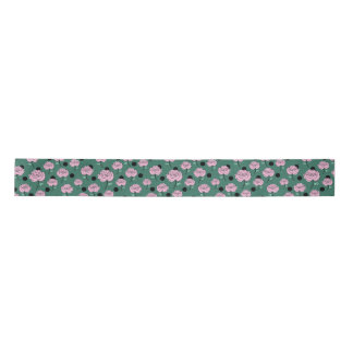 Ruban En Satin Rose et pointes sur vert foncé.