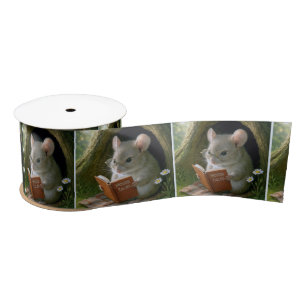 Ruban En Satin Souris Lecture d'un livre dans un trou d'arbre