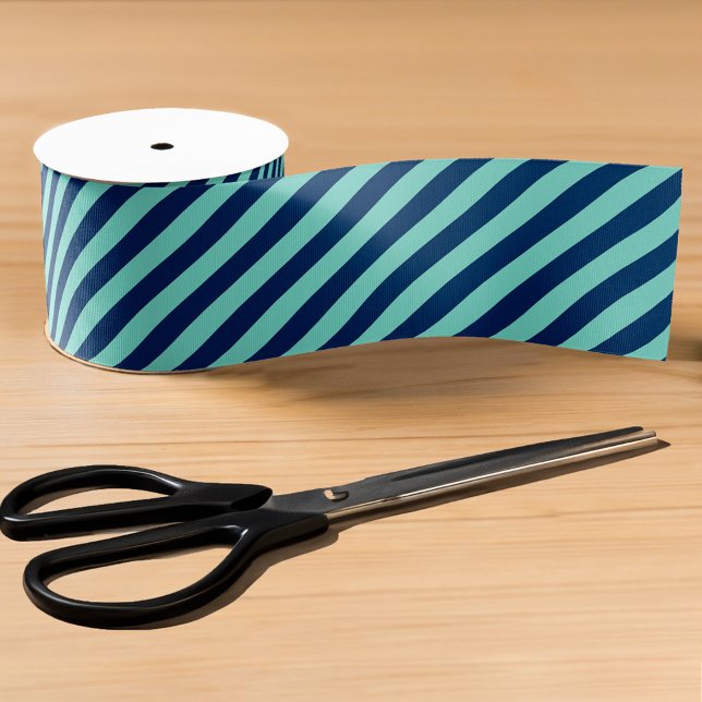 Ruban Gros-grain Bord de mer vert et rayures marine (Angled Light Green and Navy Stripes Ribbon in situ)
