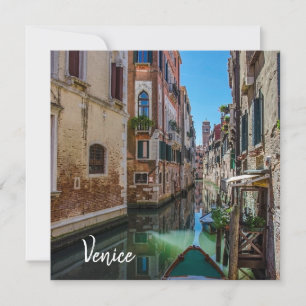 Rue étroite avec canal à Venise