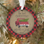 Russe Buffalo Plaid First Christmas Camion Vintage<br><div class="desc">Un camion vintage rustique transporte un sapin de Noël,  fraîchement coupé de la ferme. Pays,  typographie de style lettré à la main sur un arrière - plan kraft,  entouré de plaid de buffle rouge. L'ornement est customisé avec le nom et l'année de la mariée et du marié.</div>