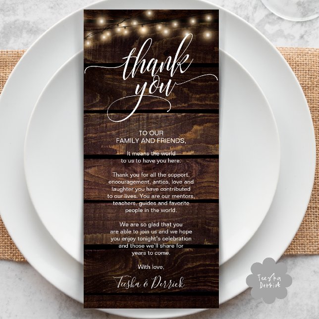 Russe Mariage Dîner Merci Place Carte de réglage (Rustic Wedding Dinner Thank you Place Setting Card in cottage dark brown wood string lights)