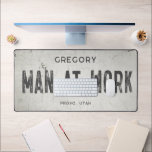 Russe Moderne Industrielle Agritourisme Homme Nom<br><div class="desc">Élevez votre espace de vie avec notre tapis de bureau de ferme industrielle exquis, où le charme intemporel rencontre l'esthétique moderne de la ferme. Ce tapis de bureau combine sans effort l'élégance rustique avec un bord industriel, avec un arrière - plan faux craquelé et déprimé blanc cassé qui respire un...</div>