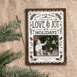 Russe Winter Woodland Cutout Carte photo de vacanc<br><div class="desc">Cartes magnétiques de vacances photo imprimées sur mesure abordables avec des modèles simples pour la personnalisation. Ce design neutre et fantaisiste présente un arrière - plan en faux bois, découpé en papier avec des éléments de nature rustique et une typographie mixte. Le texte dit : "Que votre coeur soit rempli...</div>