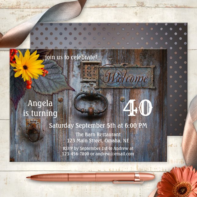 Rustic Grange Automne Anniversaire Fête Invitation (Birthday party invitation featuring imagery of a rustic wood door with daisy flower and berries)