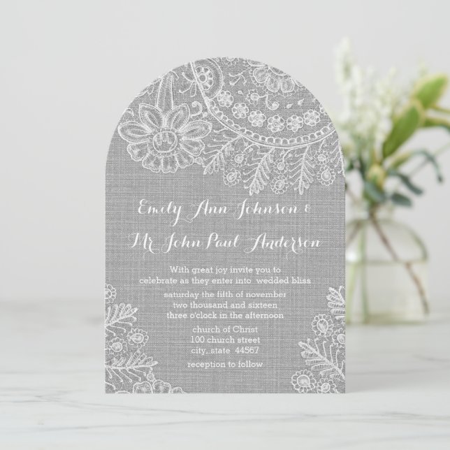 Rustic Grey Burlap Dentelle de mariage Invitations (Debout devant)
