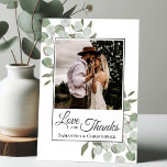 Rustic Watercolor Eucalyptus Love & Merci Mariage<br><div class="desc">Ces belles cartes de remerciement mariages présentent votre photo entourée de sprigs d'aquarelle peints à la main de feuilles d'eucalyptus et de feuillage dans des tons de menthe, de mousse et de vert sauge. La légende dit : Amour et Merci, avec vos noms ci-dessous. Simple, rustique et élégant, ce carte...</div>