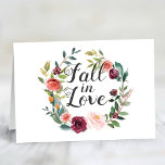 Rustique Bourgogne chute en amour Floral Wreath Co<br><div class="desc">La carte de conseil mariage "Fall in Love" est élégamment pliée et présente une couronne rustique de fleurs d'aquarelle d'automne, y compris des roses, des dahlias, des fleurs de pivoines et de la verdure, dans une magnifique palette automnale de rouge bordeaux, jaune doré, rose roux et tons verts. Un motif...</div>