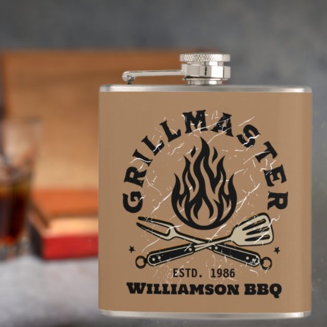 Rustique GRILLMASTER personnalisé Flacon enveloppé (Close up Grill Master graphic flask with a gray background and a tray. )