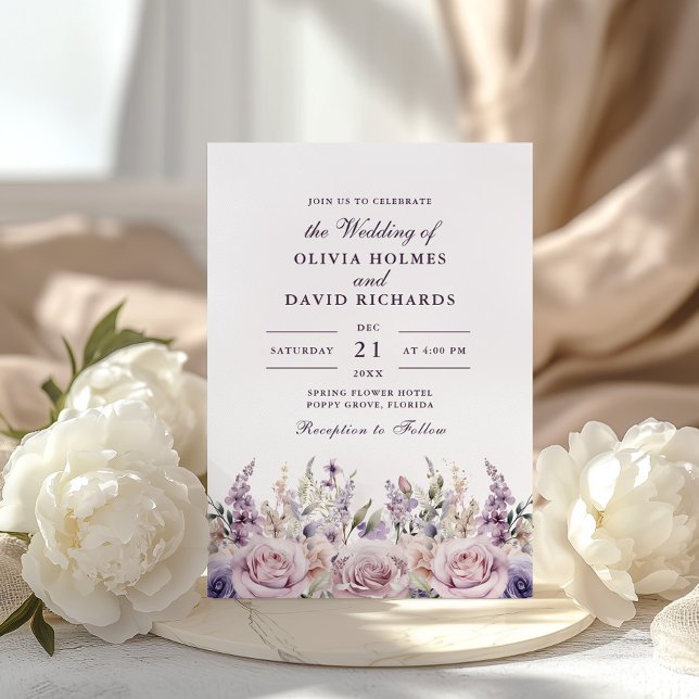 Rustique Lilac et Mauve Floral Faire-part de maria (Rustic Lilac and Mauve Floral Wedding Invitation on a boho table with white peonies.)