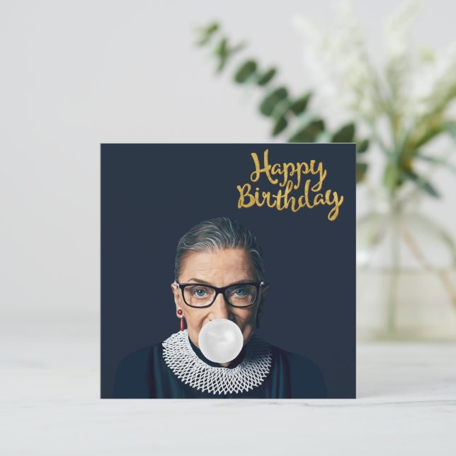 Ruth Ginsburg soufflant du chewing-gum Joyeux Anni (Debout devant)