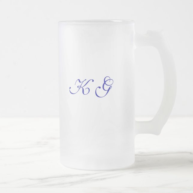 Sa tasse décorée d'un monogramme (Droit)