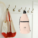 Sac À Bandoulière Nom des initiales du monogramme moderne beige<br><div class="desc">Arrière - plan beige,  texte noir. Personnalisez et ajoutez vos initiales monographiques et votre nom complet.</div>