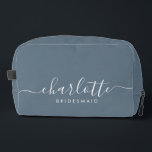 Sac à coudre pour l'impression cadeau Bridesmaid<br><div class="desc">Ce sac d'accessoires Bridesmaid comporte une typographie manuscrite en écriture blanche avec des swashes sur un arrière - plan bleu ardoise. Présentez à vos demoiselles d'honneur un sac de toilette pour leur maquillage et des petits articles traditionnellement présentés au dîner de répétition, à utiliser tôt le matin avant le mariage....</div>