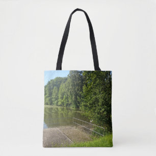 Sac à dos de la nature de chemin de rivière paisib