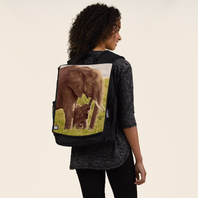 Sac À Dos Éléphant et bébé des images | de Getty (Porté)