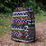 Sac À Dos Imprimé Camouflage vert des étoiles patriotiques américain<br><div class="desc">Ce sac à dos cool alterne étoiles et rayures en rouge, blanc et bleu avec bandes de camo vert. Les étoiles / rayures ont aussi un look de camouflage. Inclure votre monogramme personnalisé sur la poche. Célébrez votre amour des Etats-Unis avec ces sacs qui sont parfaits pour transporter pour le...</div>