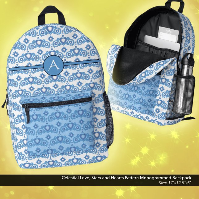 Sac À Dos Imprimé Celestial Love Stars Coeurs Motif Monogramme (Celestial Love, Stars and Hearts Pattern, Monogrammed Backpack in White and Light Blue.)