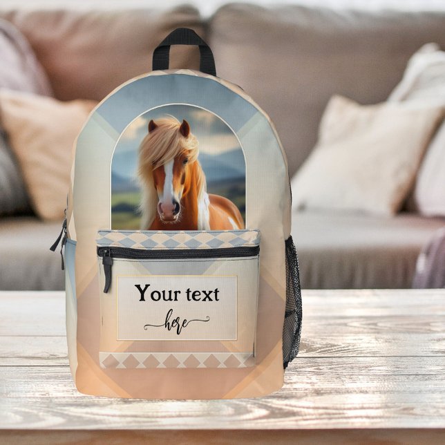 Sac À Dos Imprimé Cheval Lover Art Moderne (Backpack featuring a modern design with a painting of a horse on earth and sky tones)